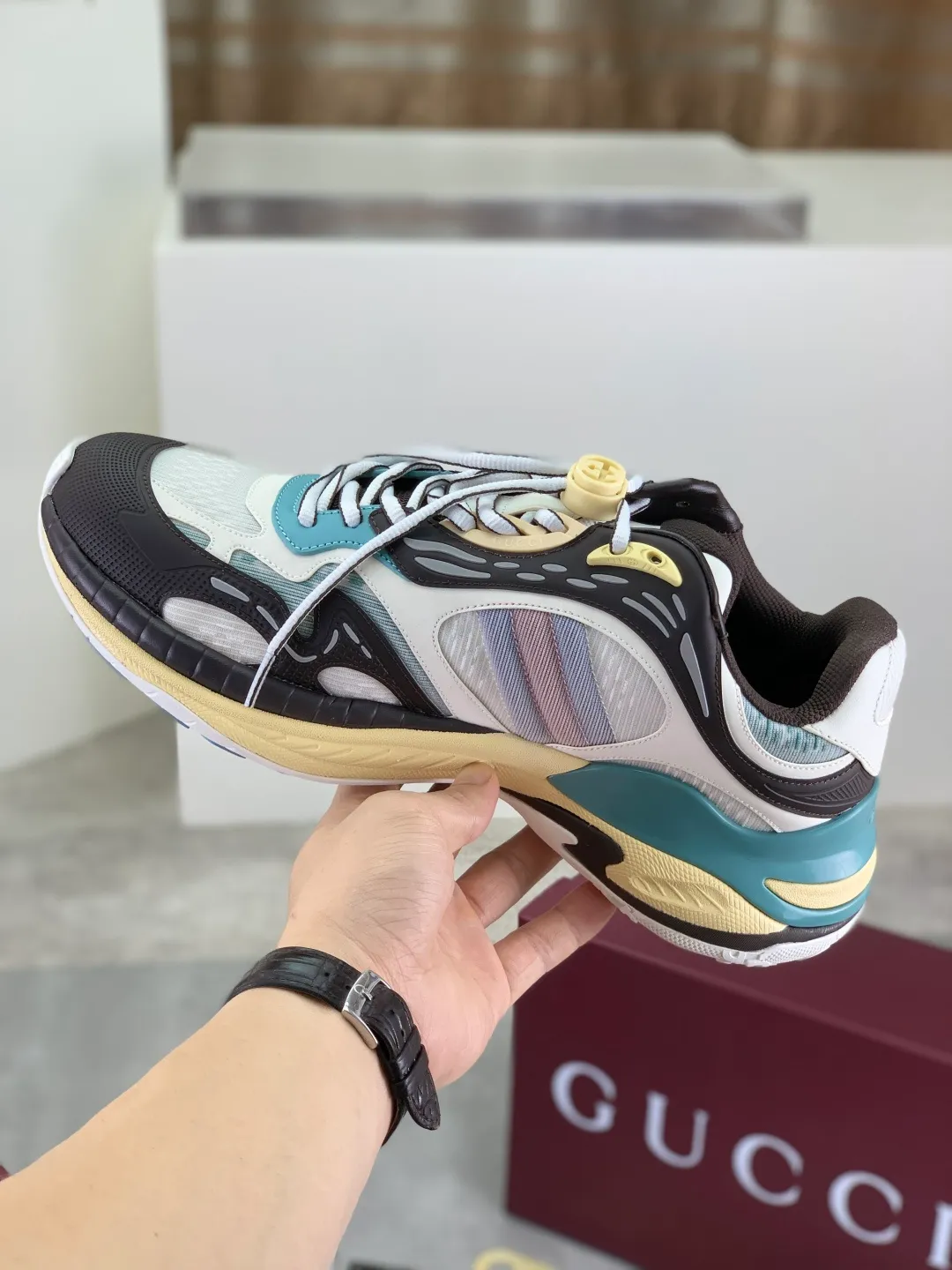 Men's shoes 💰P980 new style 💰 Gucci, couple style, women's style will be released later, new 2.0 futuristic sneakers‼ ️A pair of subversive sneakers is here. Gucci 2.0, a full series of 4 colors with key investment, smart silhouette: slightly curved forefoot design, you can clearly feel the propulsion when commuting and trotting, and it can enhance the sense of line extension when paired with wide-leg pants or cycling pants. EVA thick soles not only have a comfortable height-increasing effect, but also reduce weight (it actually lasts 3 hours of shopping without tiring your feet!) Highlight moments for lazy people: 2. Just choose it for airport wear! You can take them off in seconds after passing the security check (you can put them on as soon as you lift the heel strap), because the shoes come with a sliding buckle, so no need! ! Tie your shoes. Really achieve the sense of relaxation that goes with you. Size: Female 35-40 Male 39-45